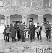 Marzec 1964, Skarżysko-Kamienna, Polska.
Zajęcia szkolnego Klubu Gagarina - uczniowie i nauczyciel z modelami rakiet.
Fot. Romuald Broniarek/KARTA