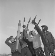 Marzec 1964, Skarżysko-Kamienna, Polska.
Zajęcia szkolnego Klubu Gagarina - uczniowie z modelami rakiet.
Fot. Romuald Broniarek/KARTA