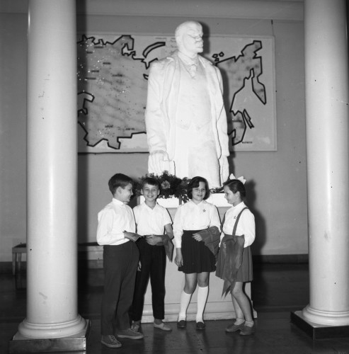 1964, Warszawa, Polska. 
Muzeum Lenina - uroczyste przyjęcie do Pionierów uczniów radzieckiej szkoły w Warszawie.
Fot. Romuald Broniarek/KARTA