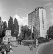 1964, Warszawa, Polska. 
Przystanek autobusowy przy Rondzie Warszyngtona, z lewej Pomnik Żołnierzy Radzieckich przed wejściem do Parku Skaryszewskiego, z prawej wieżowiec zaprojektowany przez Marka Leykama.
Fot. Romuald Broniarek/KARTA