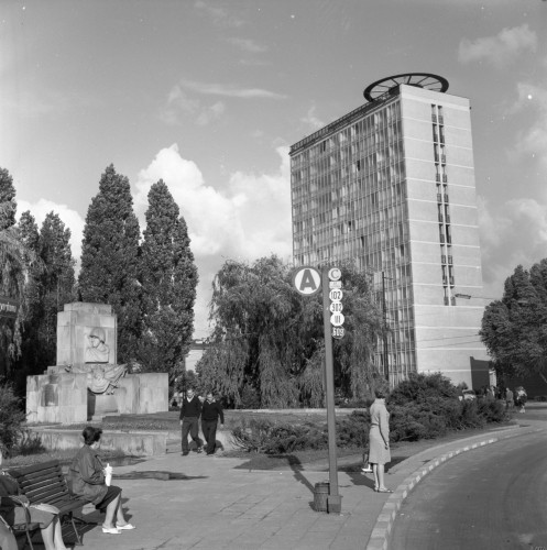 1964, Warszawa, Polska. 
Przystanek autobusowy przy Rondzie Warszyngtona, z lewej Pomnik Żołnierzy Radzieckich przed wejściem do Parku Skaryszewskiego, z prawej wieżowiec zaprojektowany przez Marka Leykama.
Fot. Romuald Broniarek/KARTA