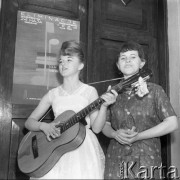 24.05.1964, Warszawa, Polska. 
Siedziba Towarzystwa Przyjaźni Polsko-Radzieckiej - wojewódzkie eliminacje konkursu piosenki radzieckiej. Na zdjęciu dziewczyny z gitarą.
Fot. Romuald Broniarek/KARTA