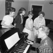 24.05.1964, Warszawa, Polska. 
Siedziba Towarzystwa Przyjaźni Polsko-Radzieckiej - wojewódzkie eliminacje konkursu piosenki radzieckiej. Na zdjęciu akompaniator przy pianianie i cztery dziewczyny.
Fot. Romuald Broniarek/KARTA