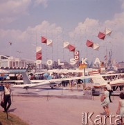 Czerwiec 1964, Poznań, Polska.
Międzynarodowe Targi Poznańskie, ekspozycja polskich szybowców.
Fot. Romuald Broniarek/KARTA