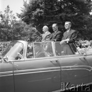 25.06.1964, Warszawa, Polska.
Uroczyste powitanie Józefa Broz Tito, przywódcy Socjalistycznej Federacyjnej Republiki Jugosławii, przejazd limuzyną przez miasto. Na zdjęciu od lewej: Władysław Gomułka, Józef Broz Tito, Aleksander Zawadzki.
Fot. Romuald Broniarek/KARTA