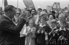 25.06.1964, Warszawa, Polska.
Uroczyste powitanie Józefa Broz Tito, przywódcy Socjalistycznej Federacyjnej Republiki Jugosławii. Na zdjęciu Tito i dzieci z chorągiewkami.
Fot. Romuald Broniarek/KARTA