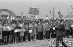 25.06.1964, Warszawa, Polska.
Warszawiacy witają Józefa Broz Tito, przywódcę Socjalistycznej Federacyjnej Republiki Jugosławii. 
Fot. Romuald Broniarek/KARTA