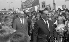 25.06.1964, Warszawa, Polska.
Warszawiacy witają Józefa Broz Tito, przywódcę Socjalistycznej Federacyjnej Republiki Jugosławii. Za Tito idzie Władysław Gomułka.
Fot. Romuald Broniarek/KARTA