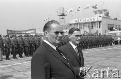 25.06.1964, Warszawa, Polska.
Uroczyste powitanie Józefa Broz Tito, przywódcy Socjalistycznej Federacyjnej Republiki Jugosławii. Obok Tito stoi Aleksander Zawadzki.
Fot. Romuald Broniarek/KARTA