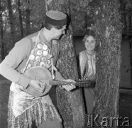 Czerwiec 1964, Zalesie Górne k/Warszawy, Polska.
Uczestnicy Centralnego Zlotu Młodzieży, chłopak z banjo i dziewczyna.
Fot. Romuald Broniarek/KARTA