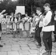 Czerwiec 1964, Zalesie Górne k/Warszawy, Polska.
Członkowie zespołu ludowego - uczestnicy Centralnego Zlotu Młodzieży. 
Fot. Romuald Broniarek/KARTA