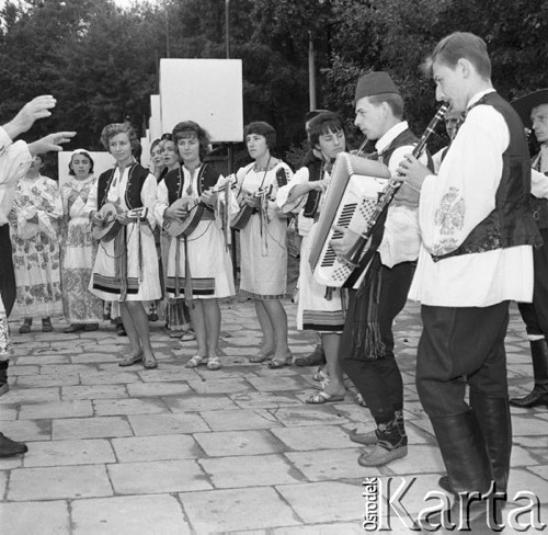 Czerwiec 1964, Zalesie Górne k/Warszawy, Polska.
Członkowie zespołu ludowego - uczestnicy Centralnego Zlotu Młodzieży. 
Fot. Romuald Broniarek/KARTA