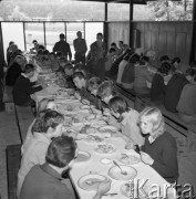 Czerwiec 1964, Zalesie Górne k/Warszawy, Polska.
Uczestnicy Centralnego Zlotu Młodzieży podczas posiłku w namiocie-stołówce.
Fot. Romuald Broniarek/KARTA