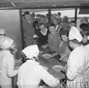 Czerwiec 1964, Zalesie Górne k/Warszawy, Polska.
Uczestnicy Centralnego Zlotu Młodzieży - wydawanie posiłku w stołówce.
Fot. Romuald Broniarek/KARTA