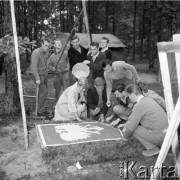 Czerwiec 1964, Zalesie Górne k/Warszawy, Polska.
Grupa uczestników Centralnego Zlotu Młodzieży układa z kamyków Białego Orła przed jednym z namiotów.
Fot. Romuald Broniarek/KARTA