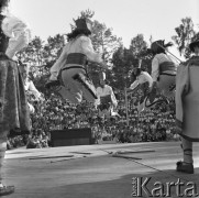 Czerwiec 1964, Zalesie Górne k/Warszawy, Polska.
Centralny Zlot Młodzieży - występ zespołu góralskiego. 
Fot. Romuald Broniarek/KARTA