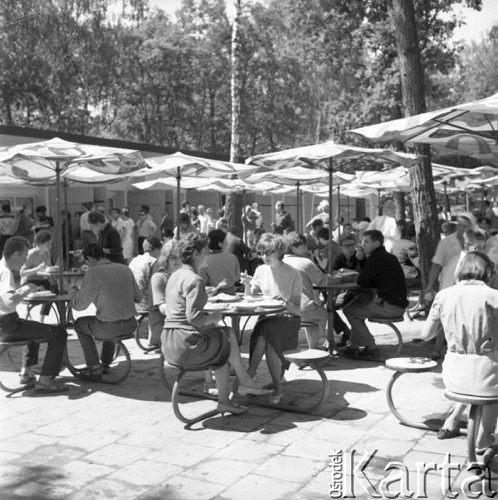 Czerwiec 1964, Zalesie Górne k/Warszawy, Polska.
Uczestnicy Centralnego Zlotu Młodzieży podczas posiłku.
Fot. Romuald Broniarek/KARTA