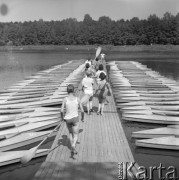 Czerwiec 1964, Zalesie Górne k/Warszawy, Polska.
Centralny Zlot Młodzieży, grupa kajakarzy na pomoście.
Fot. Romuald Broniarek/KARTA