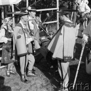 Czerwiec 1964, Zalesie Górne k/Warszawy, Polska.
Członkowie zespołu ludowego - uczestnicy Centralnego Zlotu Młodzieży. 
Fot. Romuald Broniarek/KARTA