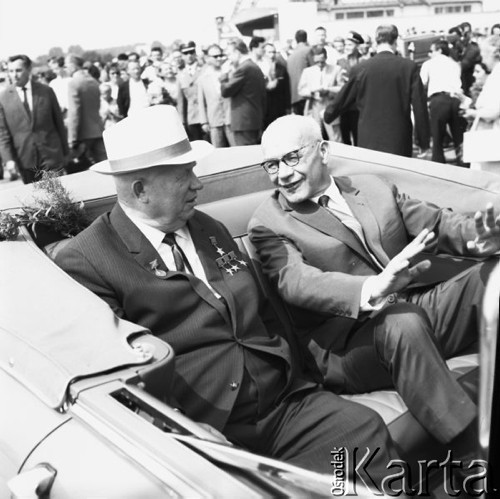 Lipiec 1964, Warszawa, Polska.
Uroczyste obchody dwudziestolecia PRL, Nikita Chruszczow i Władysław Gomułka w limuzynie. 
Fot. Romuald Broniarek/KARTA