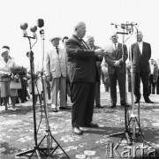 Lipiec 1964, Warszawa, Polska.
Uroczyste obchody dwudziestolecia PRL, Nikita Chruszczow podczas przemówienia. Z tyły stoją: Walter Ulbricht, Antonín Novotný, Władysław Gomułka i Edward Ochab.
Fot. Romuald Broniarek/KARTA