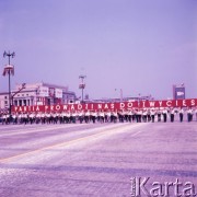 22.07.1964, Warszawa, Polska.
Plac Defilad, uroczyste obchody dwudziestolecia PRL. Manifestanci z hasłem: 