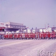 22.07.1964, Warszawa, Polska.
Plac Defilad, uroczyste obchody dwudziestolecia PRL. Manifestanci z hasłem: 