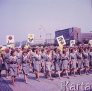 22.07.1964, Warszawa, Polska.
Plac Defilad, uroczyste obchody dwudziestolecia PRL. Harcerki z kwiatami z bibuły.
Fot. Romuald Broniarek/KARTA