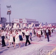 22.07.1964, Warszawa, Polska.
Plac Defilad, uroczyste obchody dwudziestolecia PRL. Manifestanci przechodzą przed trybuną honorową.
Fot. Romuald Broniarek/KARTA