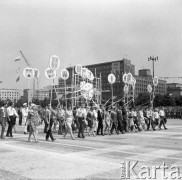 22.07.1964, Warszawa, Polska.
Plac Defilad, uroczyste obchody dwudziestolecia PRL - grupa manifestantów.
Fot. Romuald Broniarek/KARTA