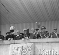 22.07.1964, Warszawa, Polska.
Plac Defilad, uroczyste obchody dwudziestolecia PRL. Na trybunie stoją: Nikita Chruszczow, Władysław Gomułka, Marian Spychalski i Edward Ochab.
Fot. Romuald Broniarek/KARTA