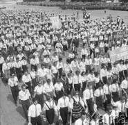 22.07.1964, Warszawa, Polska.
Plac Defilad, uroczyste obchody dwudziestolecia PRL. Członkowie organizacji młodzieżowych przechodzą przed trybuną.
Fot. Romuald Broniarek/KARTA