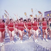 22.07.1964, Warszawa, Polska.
Plac Defilad, uroczyste obchody dwudziestolecia PRL - grupa dziewcząt w czerwonych strojach sportowych.
Fot. Romuald Broniarek/KARTA