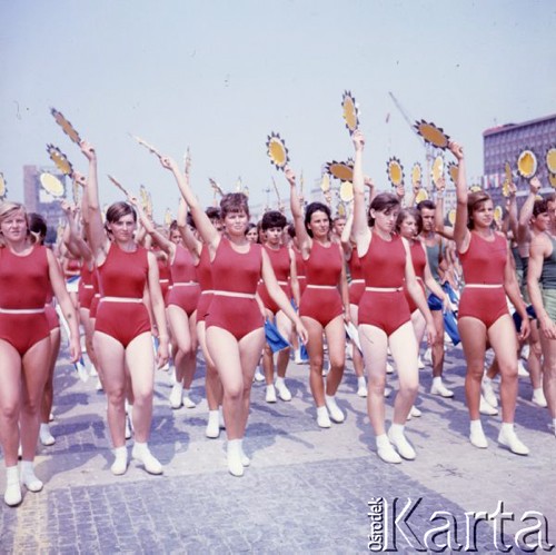 22.07.1964, Warszawa, Polska.
Plac Defilad, uroczyste obchody dwudziestolecia PRL - grupa dziewcząt w czerwonych strojach sportowych.
Fot. Romuald Broniarek/KARTA