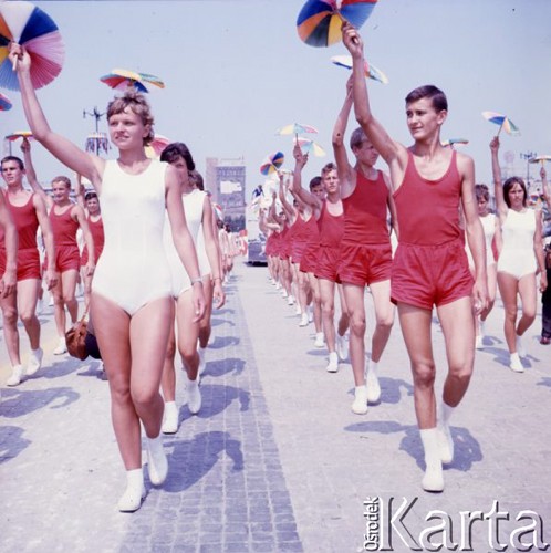 22.07.1964, Warszawa, Polska.
Plac Defilad, uroczyste obchody dwudziestolecia PRL - grupa młodzieży w białych i czerwonych strojach sportowych.
Fot. Romuald Broniarek/KARTA