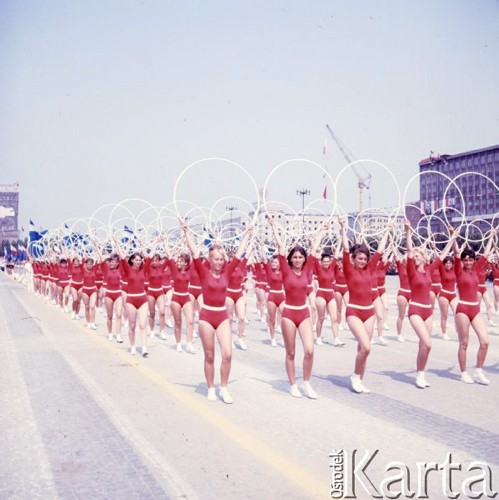 22.07.1964, Warszawa, Polska.
Plac Defilad, uroczyste obchody dwudziestolecia PRL - grupa dziewcząt w czerwonych strojach sportowych niesie białe koła.
Fot. Romuald Broniarek/KARTA