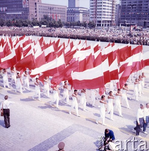 22.07.1964, Warszawa, Polska.
Plac Defilad, uroczyste obchody dwudziestolecia PRL - młodzi mężczyźni z biało-czerwonymi i czerwonymi flagami.
Fot. Romuald Broniarek/KARTA