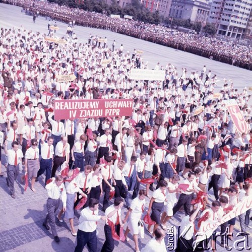 22.07.1964, Warszawa, Polska.
Plac Defilad, uroczyste obchody dwudziestolecia PRL - członkowie organizacji młodzieżowej z hasłem: 