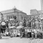 22.07.1964, Warszawa, Polska.
Plac Defilad, uroczyste obchody dwudziestolecia PRL - grupa widzów z parasolkami chroniącymi przed słońcem.
Fot. Romuald Broniarek/KARTA