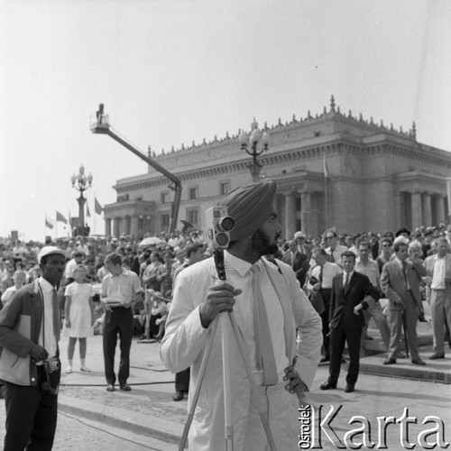 22.07.1964, Warszawa, Polska.
Plac Defilad, uroczyste obchody dwudziestolecia PRL - dwaj fotoreporterzy obcokrajowcy - Afrykańczyk i Hindus.
Fot. Romuald Broniarek/KARTA