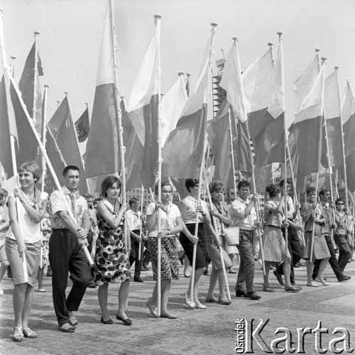 22.07.1964, Warszawa, Polska.
Plac Defilad, uroczyste obchody dwudziestolecia PRL - młodzież z biało-czerwonymi flagami.
Fot. Romuald Broniarek/KARTA