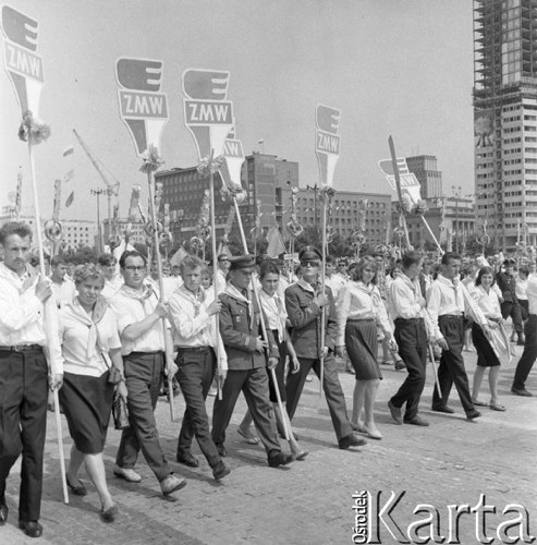 22.07.1964, Warszawa, Polska.
Plac Defilad, uroczyste obchody dwudziestolecia PRL - członkowie Związku Młodzieży Wiejskiej.
Fot. Romuald Broniarek/KARTA