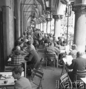 Sierpień 1964, Warszawa, Polska.
Kawiarniane stoliki w Sukiennicach.
Fot. Romuald Broniarek/KARTA