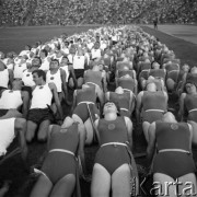 Sierpień 1964, Warszawa, Polska.
Próba centralnych dożynek na Stadionie Dziesięciolecia, grupa młodzieży w sportowych strojach podczas pokazów gimnastyki artystycznej.
Fot. Romuald Broniarek/KARTA