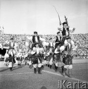 Sierpień 1964, Warszawa, Polska.
Próba centralnych dożynek na Stadionie Dziesięciolecia, członkowie zespołu ludowego.
Fot. Romuald Broniarek/KARTA