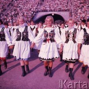 Sierpień 1964, Warszawa, Polska.
Próba centralnych dożynek na Stadionie Dziesięciolecia, występ zespołu ludowego.
Fot. Romuald Broniarek/KARTA