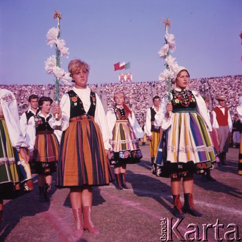 Sierpień 1964, Warszawa, Polska.
Próba centralnych dożynek na Stadionie Dziesięciolecia, występ zespołu ludowego.
Fot. Romuald Broniarek/KARTA