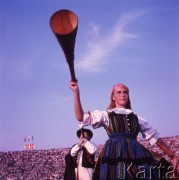 Sierpień 1964, Warszawa, Polska.
Próba centralnych dożynek na Stadionie Dziesięciolecia, Góral grający na trombicie.
Fot. Romuald Broniarek/KARTA