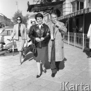 1964, Warszawa, Polska.
Radzieccy piosenkarze Maja Krystalińska i Mark Bernes z wizytą w Polsce, w tle hotel Bristol.
Fot. Romuald Broniarek/KARTA