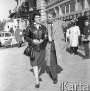 1964, Warszawa, Polska.
Radzieccy piosenkarze Maja Krystalińska i Mark Bernes z wizytą w Polsce, w tle hotel Bristol.
Fot. Romuald Broniarek/KARTA